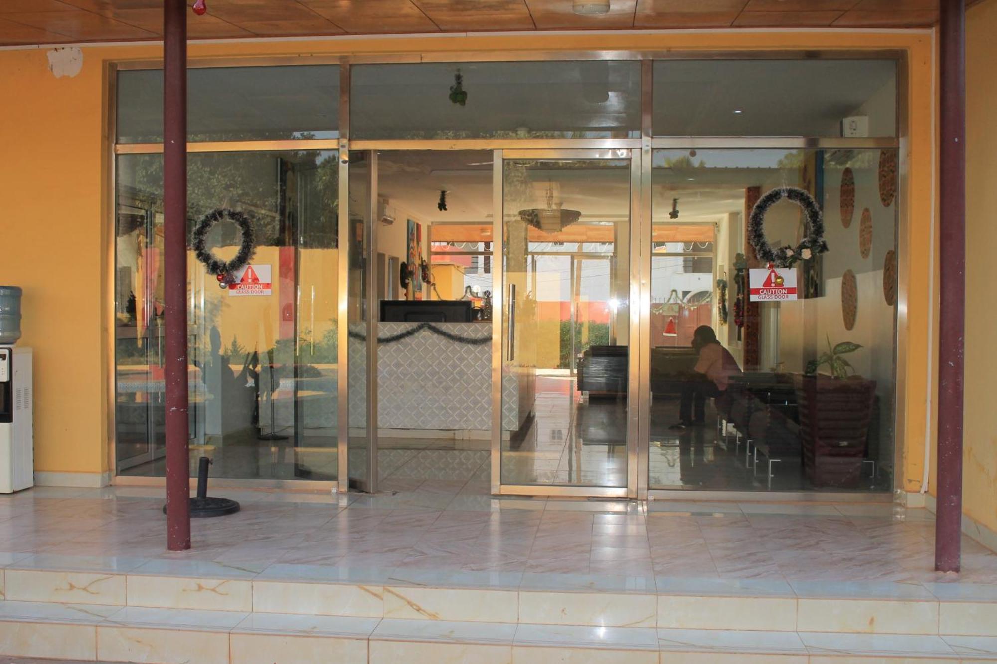Akkwa Suites Official Serrekunda Buitenkant foto