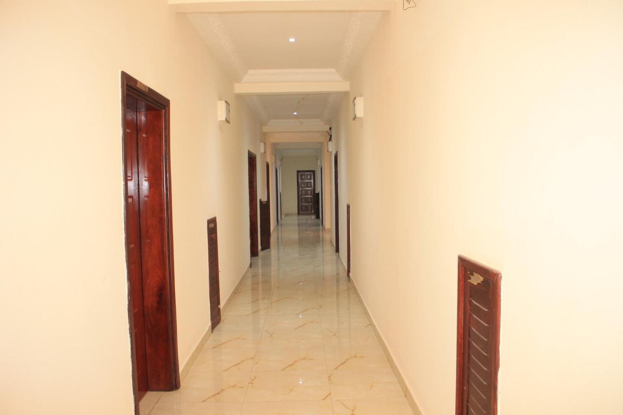 Akkwa Suites Official Serrekunda Buitenkant foto