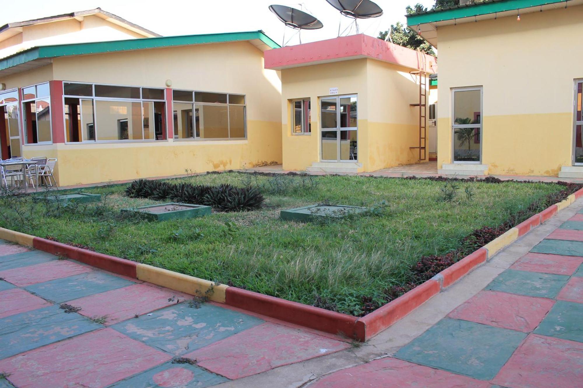 Akkwa Suites Official Serrekunda Buitenkant foto